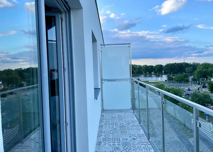 Z Widokiem Na Jezioro I Garazem