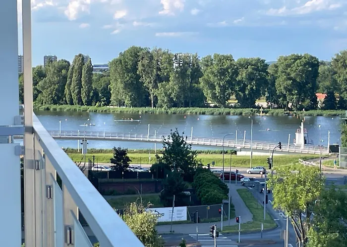 Z Widokiem Na Jezioro I Garazem